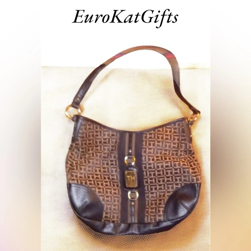 Tommy Hilfiger Bag Purse Classic Tan Brown Medium size. Zip close.Pre loved